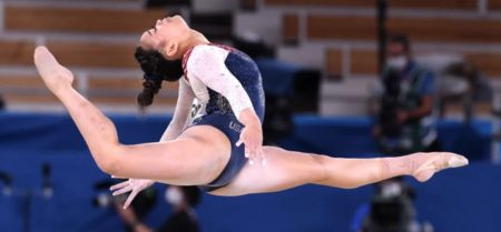Suni Lee competes in floor exercise in Tokyo